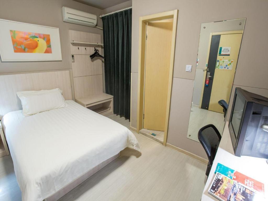 Jinjiang Caobao Road Subway Station Hotel 2*