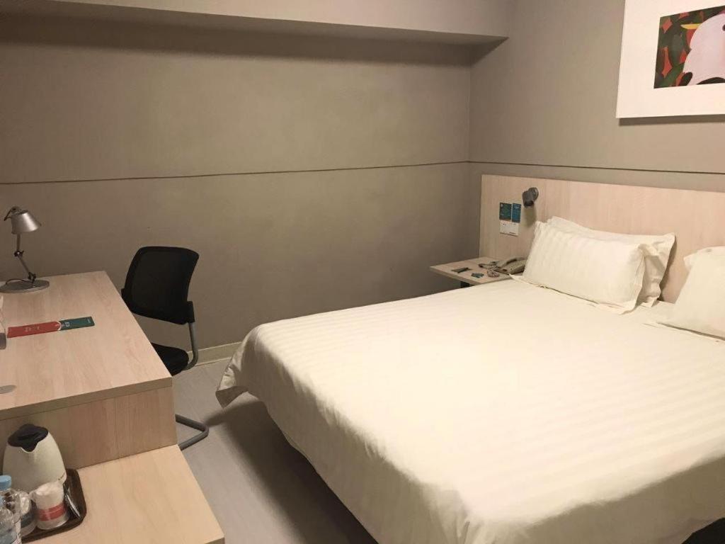 Jinjiang Caobao Road Subway Station Hotel
