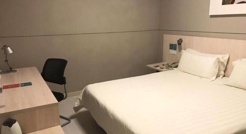 Jinjiang Caobao Road Subway Station Hotel